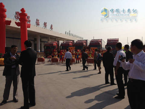 寧夏恒源同達(dá)冷鏈物流公司10臺(tái)歐曼GTL交車儀式現(xiàn)場(chǎng)