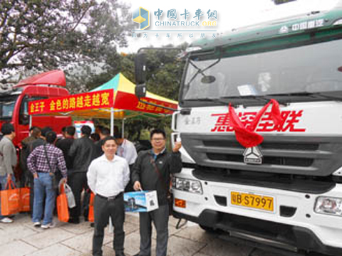 深圳用戶(hù)訂購(gòu)重汽金王子LNG牽引車(chē)