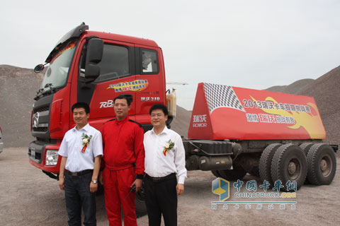 福田汽車工程車事業(yè)部副總經(jīng)理兼營銷公司總經(jīng)理梁啟龍(右一)和副總經(jīng)理兼技術(shù)中心主任王建軍(左一)與專業(yè)賽手在瑞沃B2賽車前合影留念