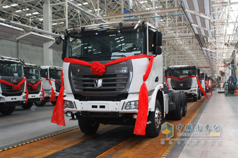 贏得玻利維亞政府采購訂單的20臺(tái)聯(lián)合重卡緩緩駛出總裝車間