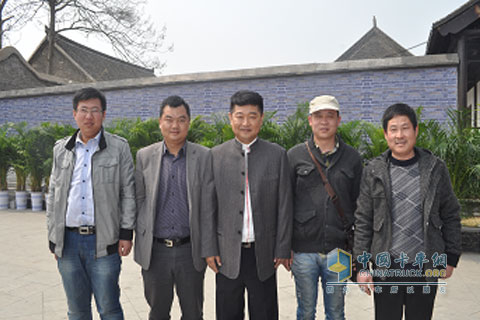 唐駿汽車江蘇新沂經(jīng)銷商與《鄉(xiāng)約》主持人肖東坡合影留念