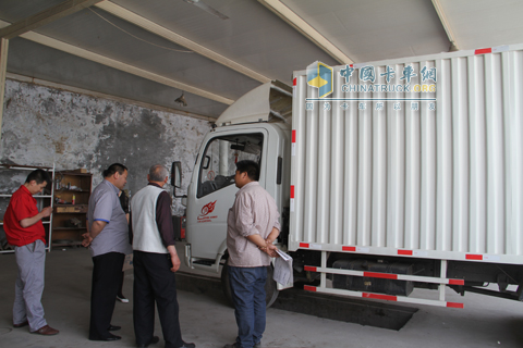 HOWO輕卡用戶為車做保養(yǎng)