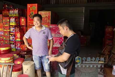 有了開瑞綠卡T之后，梅秋富（左）的生意做得更大了