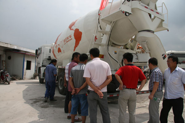 西安康明斯攜中集瑞江攪拌車開展客戶感知巡展活動