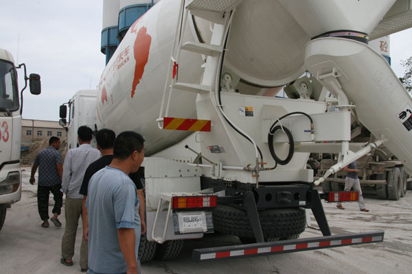 西安康明斯攜中集瑞江攪拌車開展客戶感知巡展活動