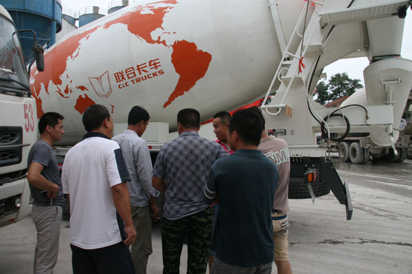 西安康明斯攜中集瑞江攪拌車開展客戶感知巡展活動