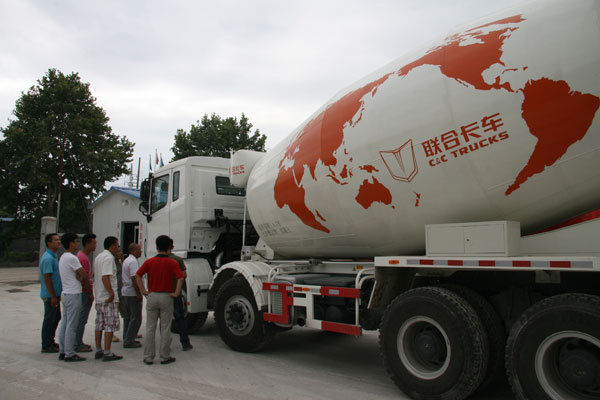 西安康明斯攜中集瑞江攪拌車開展客戶感知巡展活動