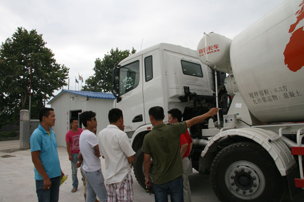 西安康明斯攜中集瑞江攪拌車開展客戶感知巡展活動