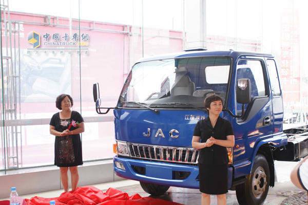 佘才榮為江淮用戶交付新車