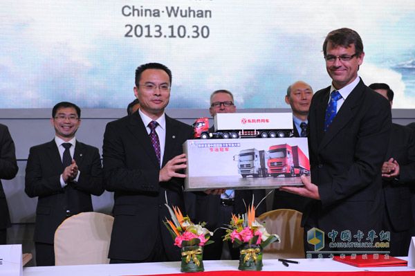 贈(zèng)送東風(fēng)天龍車模