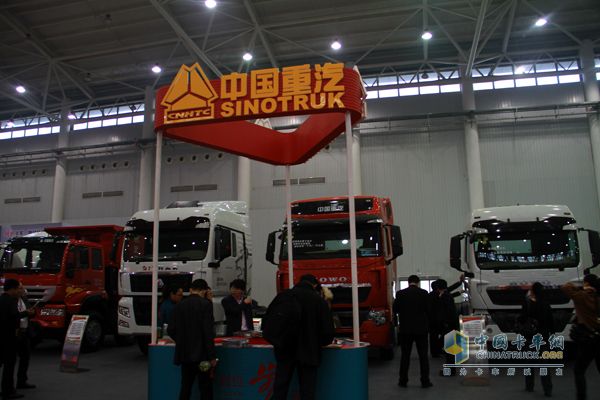 武漢商用車展 中國重汽展臺(tái)