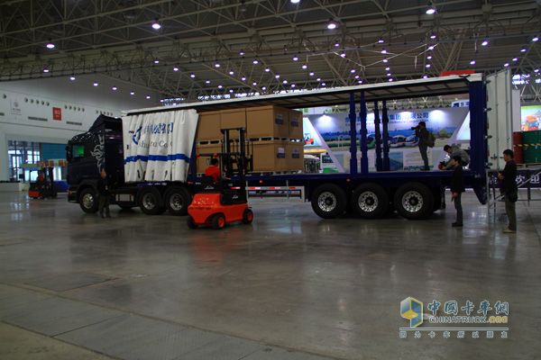 現(xiàn)場(chǎng)演示，在10分鐘內(nèi)卸了一半的貨物