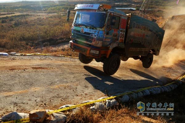 比賽現(xiàn)場(chǎng)賽車飛奔向前