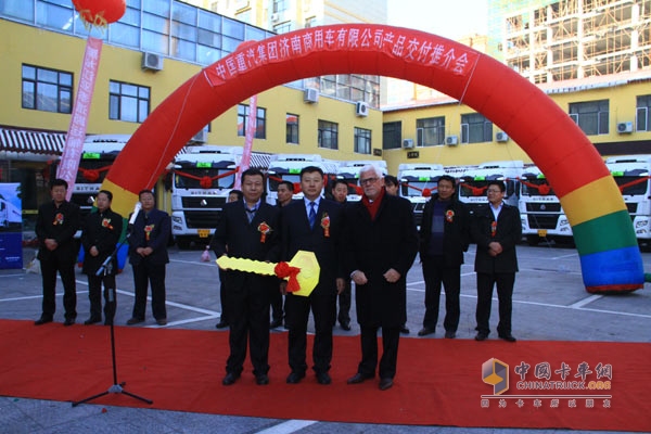 中國重汽11輛SITRAK交付暨黑龍江產品推介會