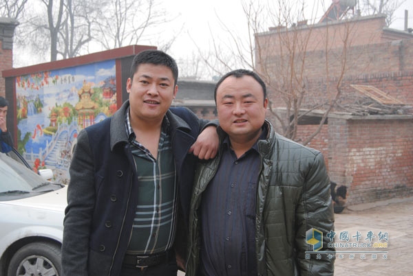 瑞沃卡車車主趙永超(右)