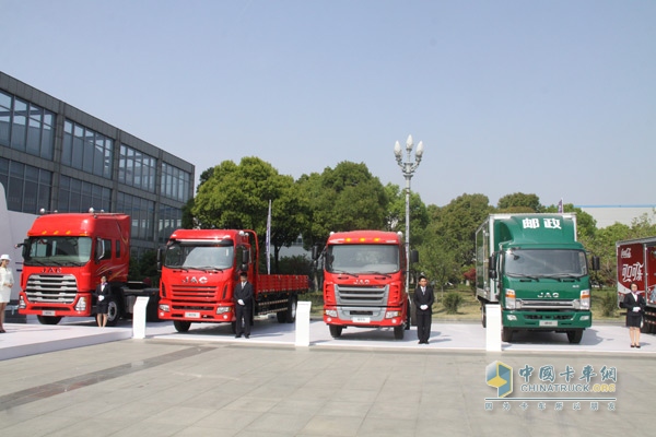 格爾發(fā)系列三款產(chǎn)品與帥鈴中卡(右)