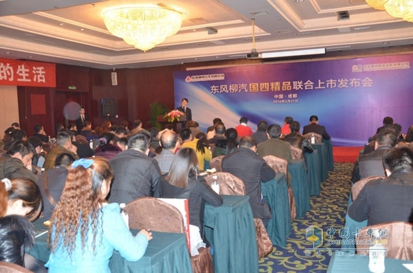 現(xiàn)場客戶認真聽取柳汽國四精品介紹