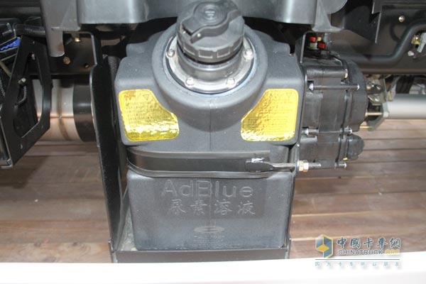 北京車展卡車國四車型上的車用尿素標(biāo)識