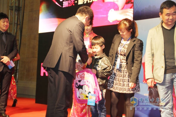 現(xiàn)場發(fā)放愛心書包