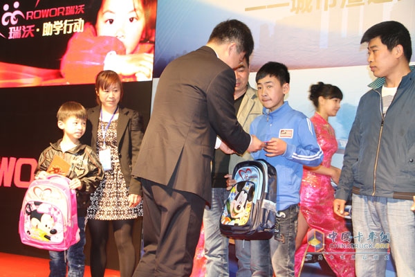 現(xiàn)場發(fā)放愛心書包