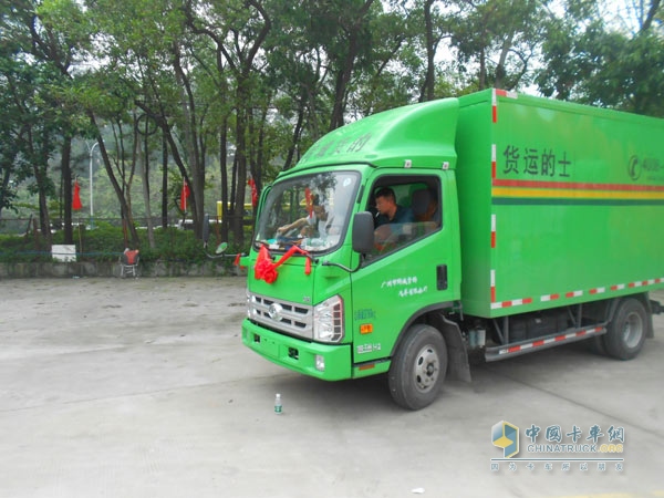 與會行業(yè)代表及嘉賓試乘試駕康瑞康明斯動力產(chǎn)品