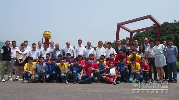 首屆斯堪尼亞騰龍學(xué)校畢業(yè)典禮集體合影