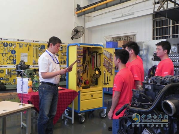 斯堪尼亞中國技術(shù)部經(jīng)理潘耀徽為“獅隊”講解'汽輪調(diào)節(jié)'比賽規(guī)則