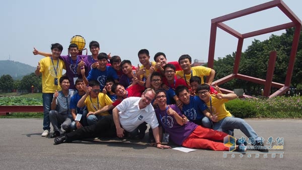 斯堪尼亞售后服務(wù)部總監(jiān)林伯格（Thomas Lindberg）與第一屆騰龍學(xué)校學(xué)員合影