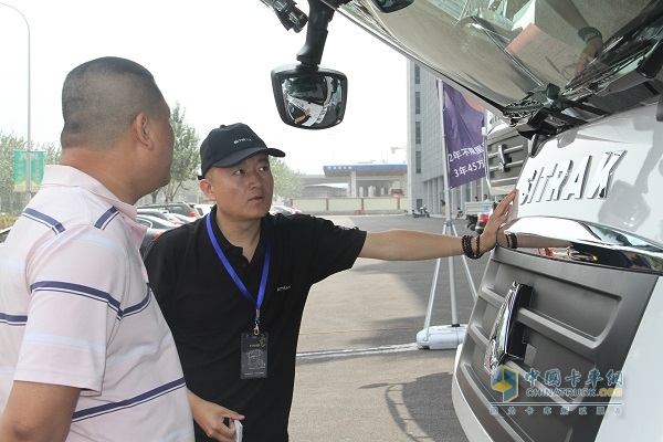 用戶現(xiàn)場(chǎng)了解車輛配置