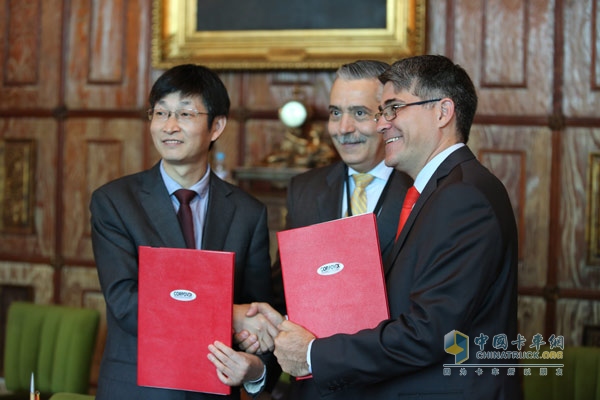 江淮汽車(香港)有限公司與委內(nèi)瑞拉陸路運輸交通部、CORPOVEX S.A.(即委內(nèi)瑞拉對外貿(mào)易有限公司) 三方共同簽署5239臺重卡采購合同