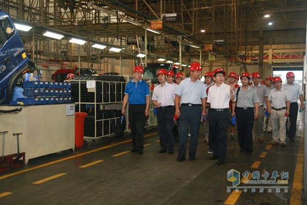 與會領導參觀福田汽車工程車事業(yè)部生產車間