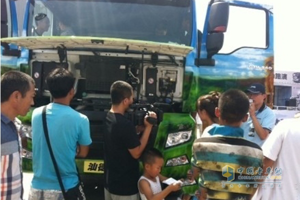圖為繞車技術(shù)人員繞車講解，全方位展示SITRAK車輛性能