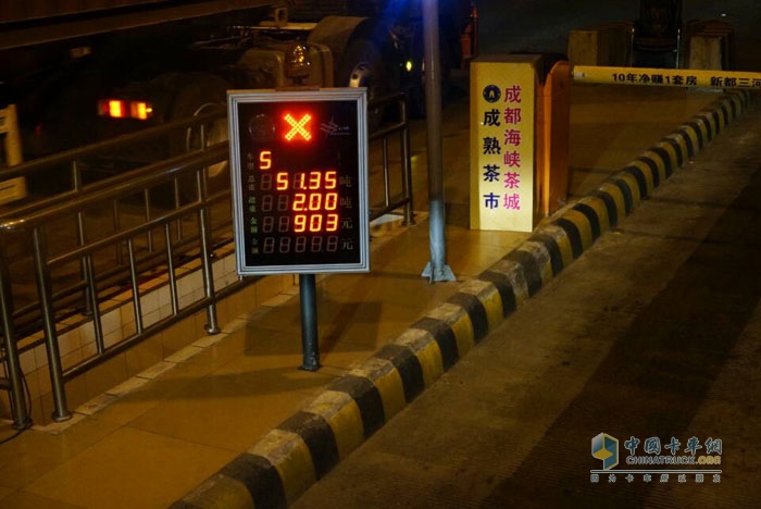 測試過半 奔馳卡車油耗測試車到達成都