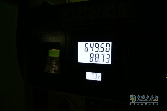 測試過半 奔馳卡車油耗測試車到達成都