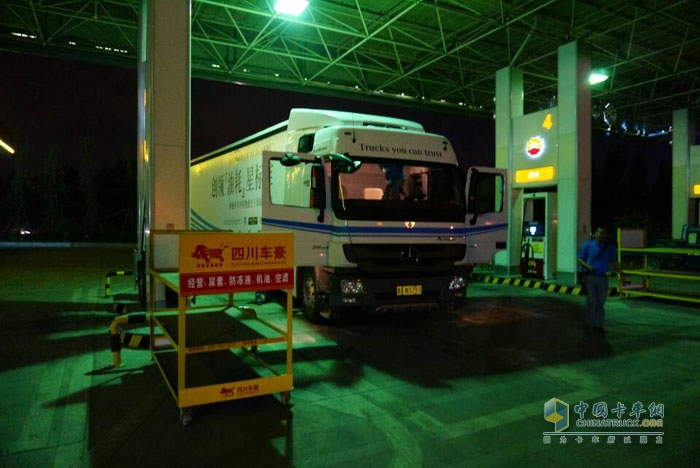 測試過半 奔馳卡車油耗測試車到達成都