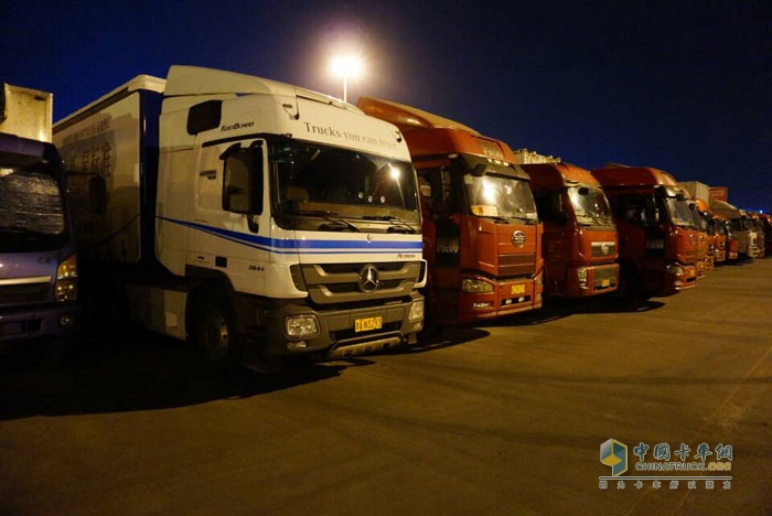 測試過半 奔馳卡車油耗測試車到達成都