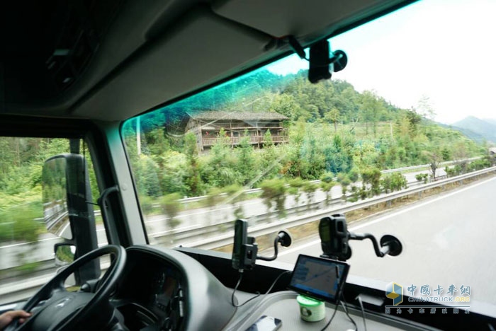 測試過半 奔馳卡車油耗測試車到達成都