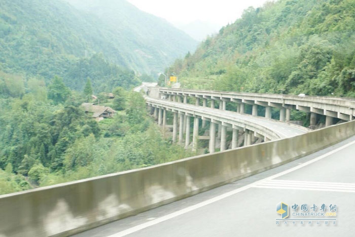 測試過半 奔馳卡車油耗測試車到達成都