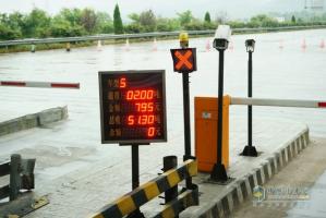 測試過半 奔馳卡車油耗測試車到達成都