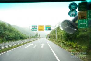 測試過半 奔馳卡車油耗測試車到達成都