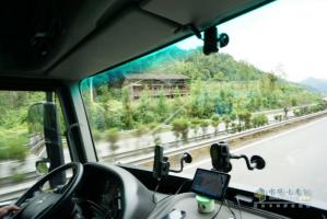 測試過半 奔馳卡車油耗測試車到達成都