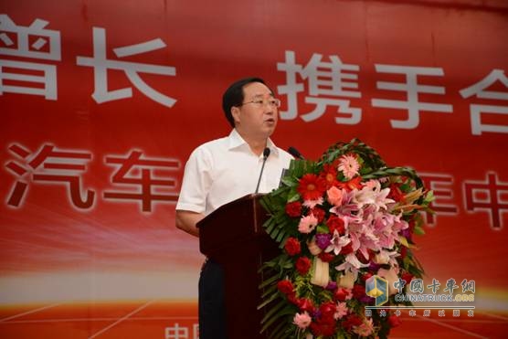 福田汽車集團高級副總裁、時代業(yè)務(wù)總監(jiān)、時代事業(yè)本部本部長、奧鈴工廠黨委書記、廠長鐘明華