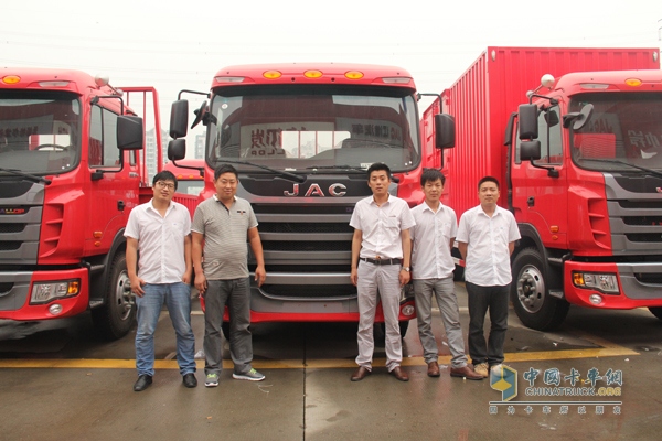 用戶、經(jīng)銷商與江淮格爾發(fā)合影