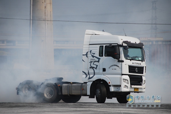 廣州路演現(xiàn)場(chǎng)的卡車特級(jí)表演，燒胎表演