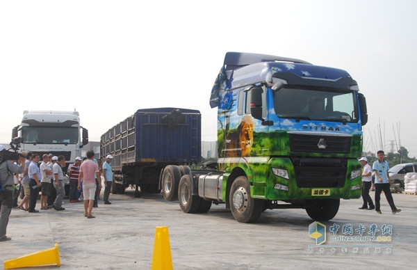 廣州路演現(xiàn)場(chǎng)的摘卸掛展示環(huán)節(jié)，汕德卡9氣囊車優(yōu)勢(shì)明顯