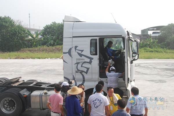 重卡司機(jī)們?cè)诼费莠F(xiàn)場(chǎng)踴躍試乘試駕感受汕德卡
