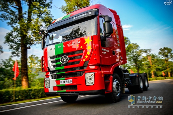 搭載Cursor13發(fā)動機的紅巖杰獅