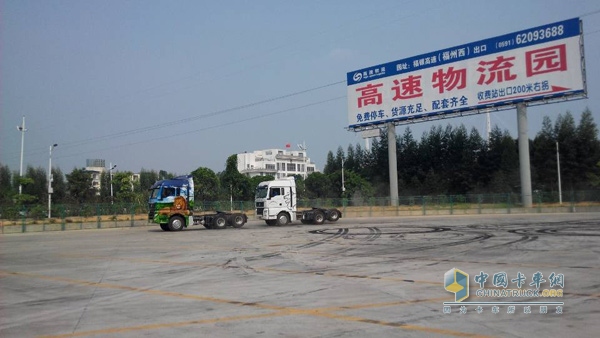 　卡車特技表演，兩車零距離繞場