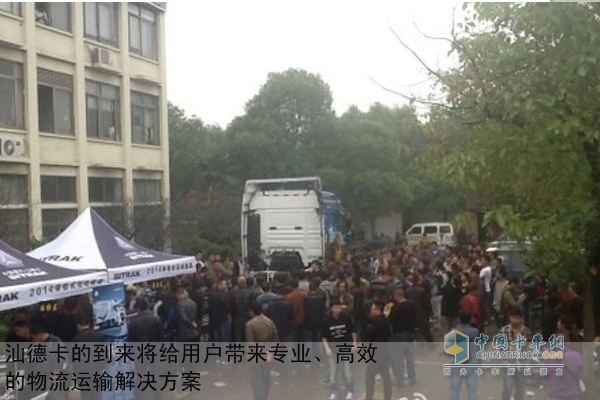 現(xiàn)場(chǎng)繞車(chē)講解 卡友認(rèn)真聆聽(tīng)