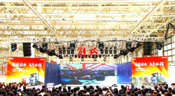 一汽集團(tuán)、青島市有關(guān)領(lǐng)導(dǎo)與嘉賓及新聞媒體共同見證了這一歷史時刻